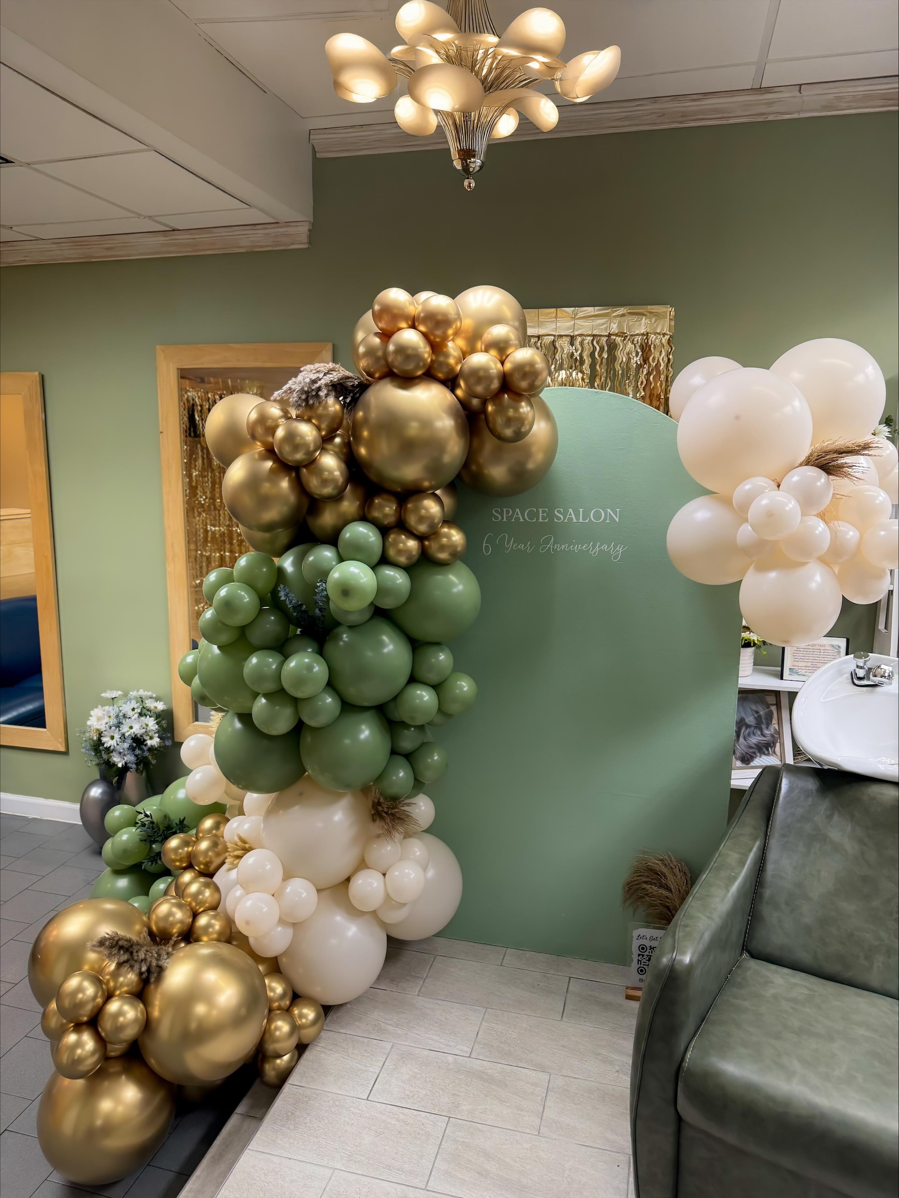 Neutral bounce house with balloon accents