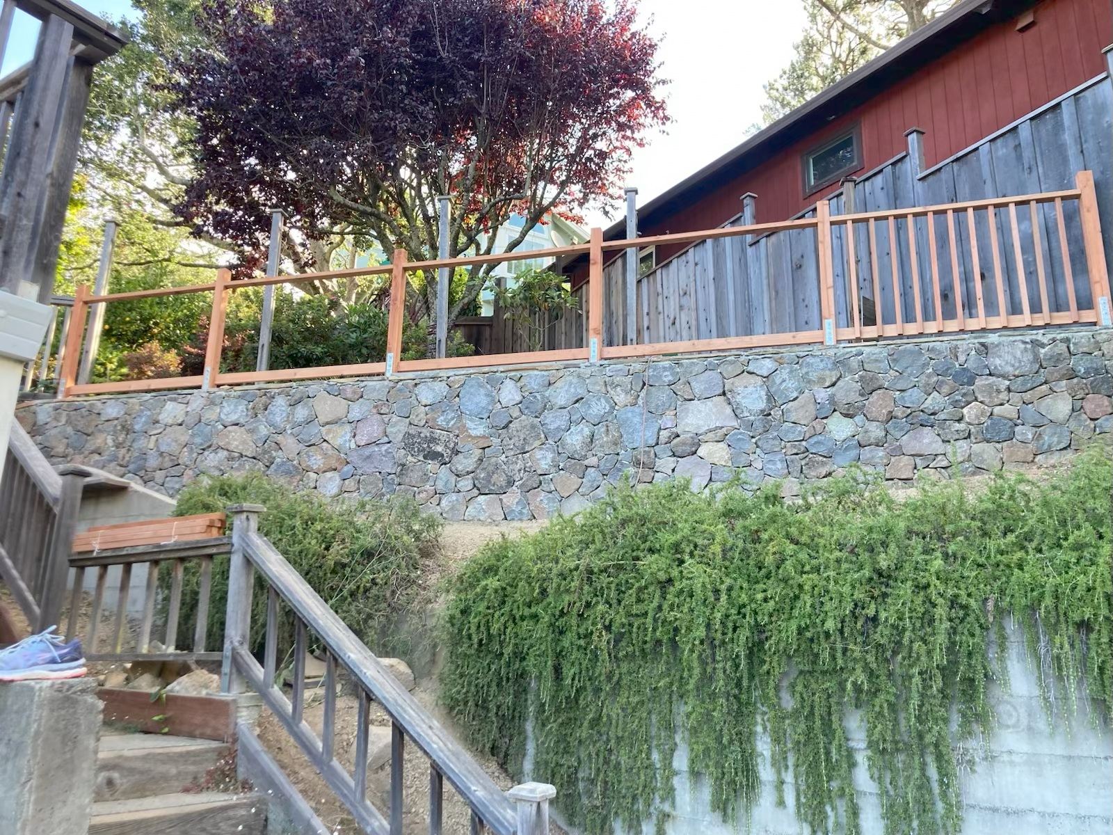 Retaining wall with integrated planting