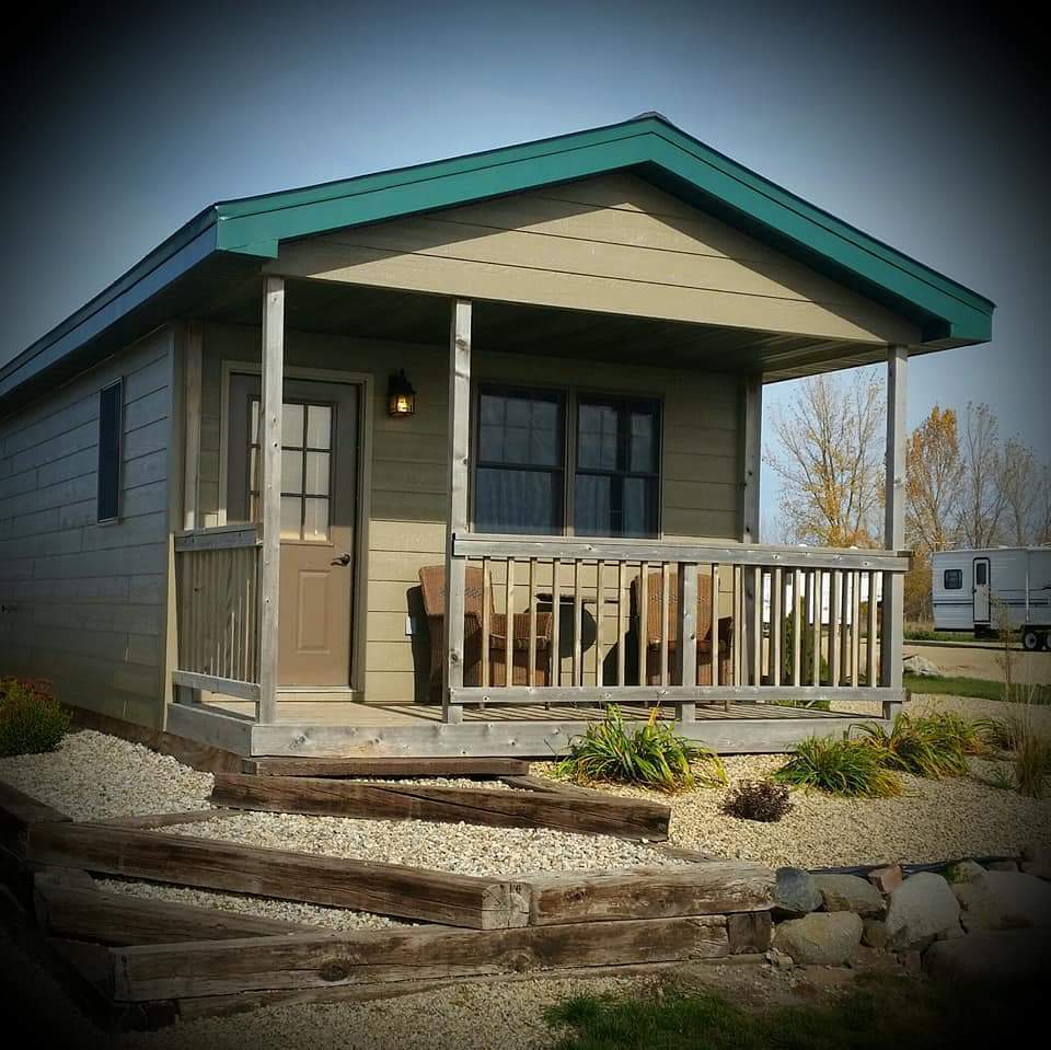 Rental lodge & cabin and campground on Lake Thomspon ...