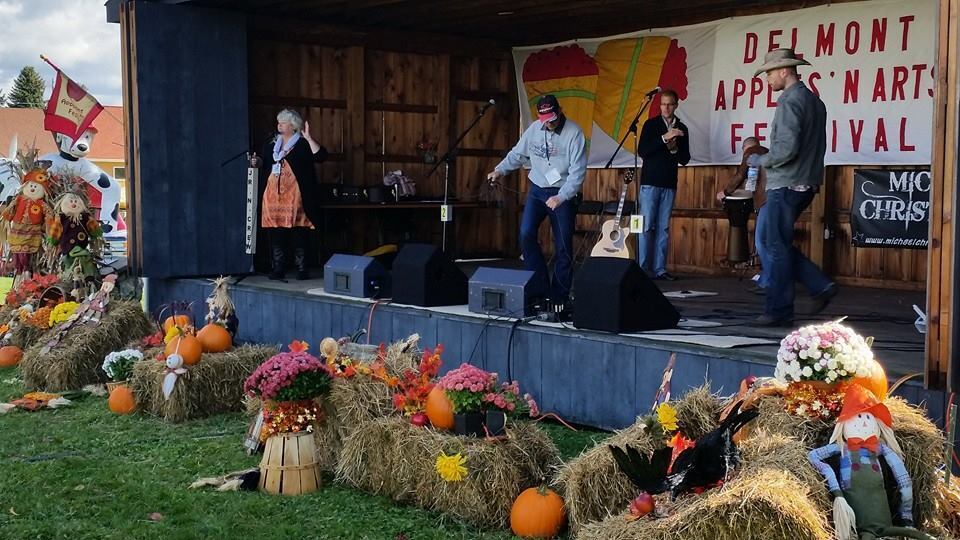 Entertainment Delmont Apple 'n Arts Festival